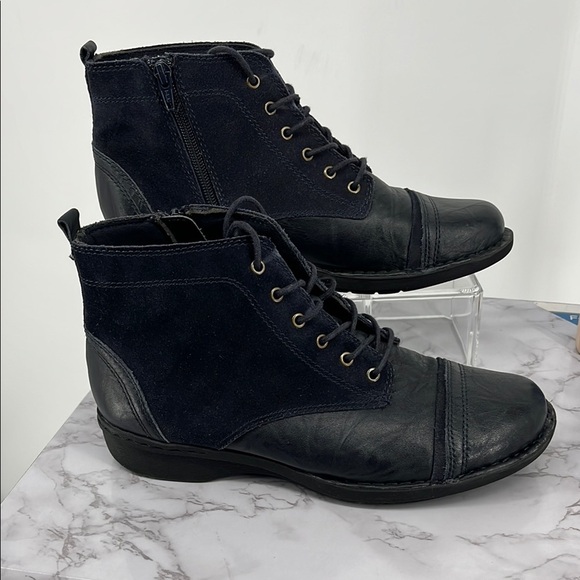 CLARKS Whistle Watch Navy Blue Suede Leather Lace Up Ankle Boots Size 8.5 Comfy - Picture 1 of 11
